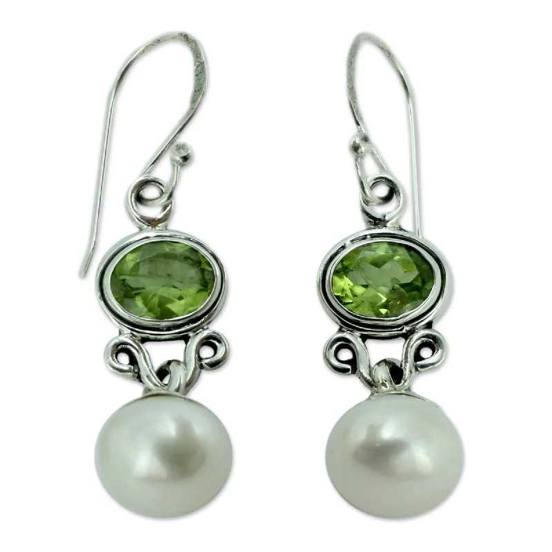 Handmade Sterling Silver 'Verdant Light' Pearl Peridot Earrings (9 mm) (India)